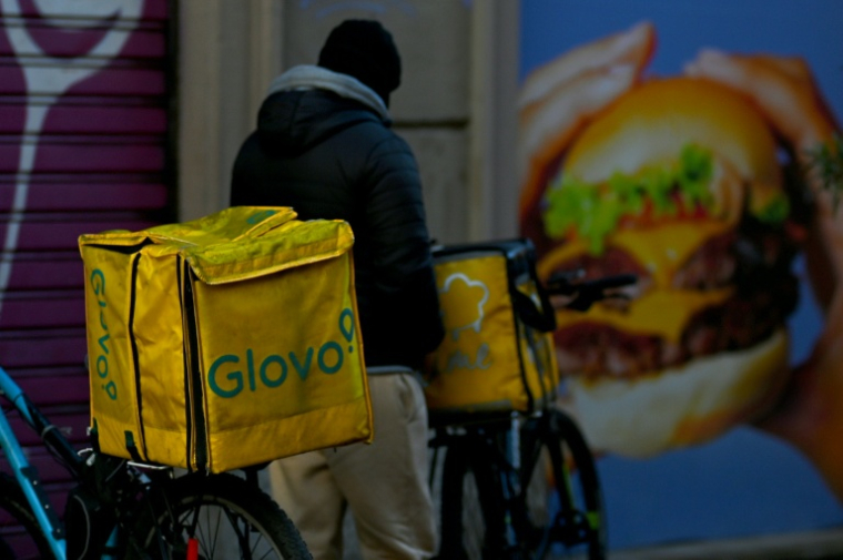Un cycliste travaillant pour le service de livraison de repas Glovo dans une rue de Milan, le 11 janvier 2024 en Italie ( AFP / GABRIEL BOUYS )