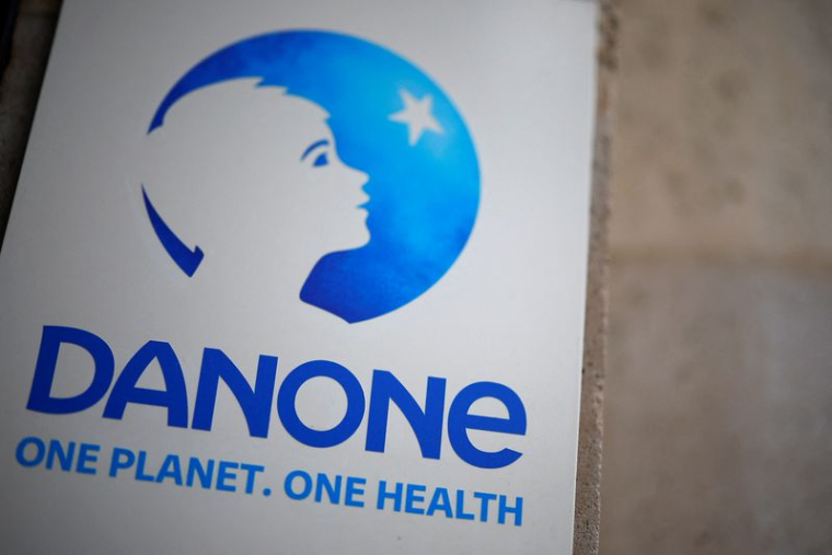 Logo du groupe agroalimentaire français Danone au siège social de l'entreprise à Paris