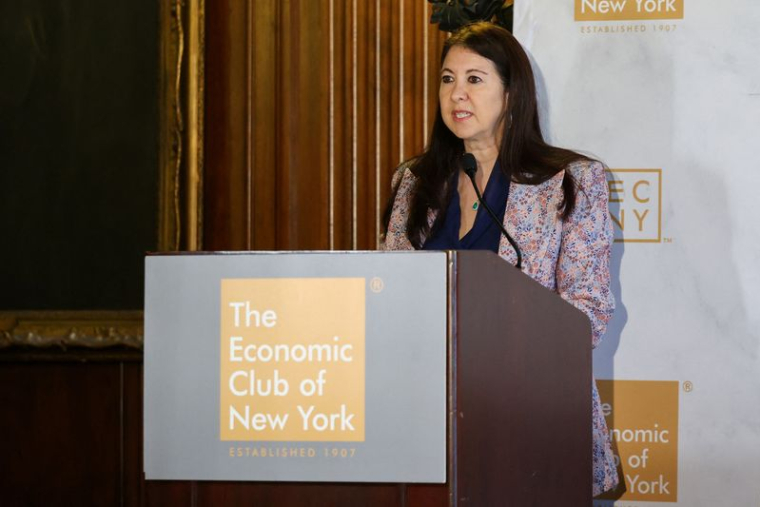 Adriana Kugler, membre du Conseil des gouverneurs de la Réserve fédérale, prend la parole à New York