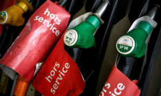 Une station-service en rupture de carburants à Paris, le 2 avril 2026 ( AFP / JULIEN DE ROSA )