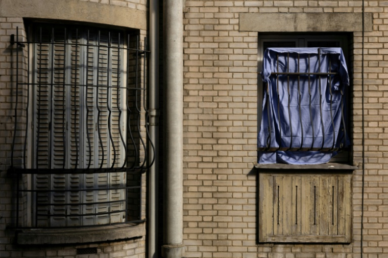 Un tissu posé à l'extérieur d'une fenêtre, et des volets fermés, le 26 juin 2026 à Paris lors d'un épisode de canicule en France ( AFP / JOEL SAGET )