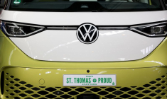 Un véhicule Volkswagen lors d'une conférence de presse sur la construction d'une gigafactory par PowerCo