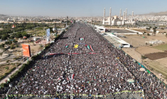 Les partisans des Houthis se rassemblent après les frappes américaines et britanniques contre les Houthis