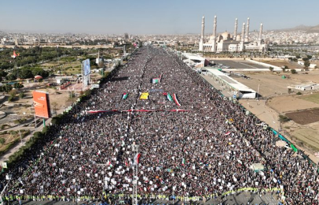 Les partisans des Houthis se rassemblent après les frappes américaines et britanniques contre les Houthis