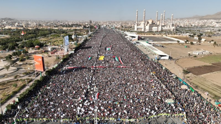 Les partisans des Houthis se rassemblent après les frappes américaines et britanniques contre les Houthis