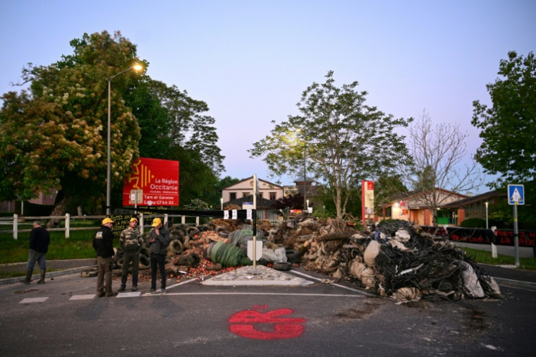 Des agriculteurs de la Coordination rurale (CR) bloquent l'entrée d'un lycée agricole le 30 avril 2025 à Montauban, dans le Tarn-et-Garonne ( AFP / Lionel BONAVENTURE )