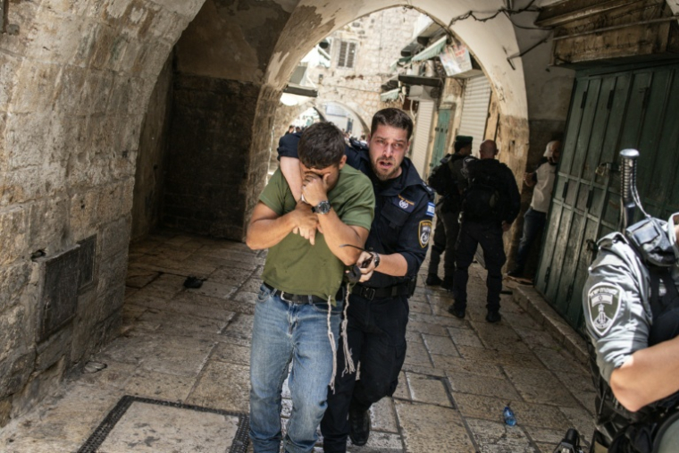 La police évacue un militant israélien d'extrême droite dans la vieille ville de Jérusalem, le 26 mai 2025 ( AFP / John Wessels )