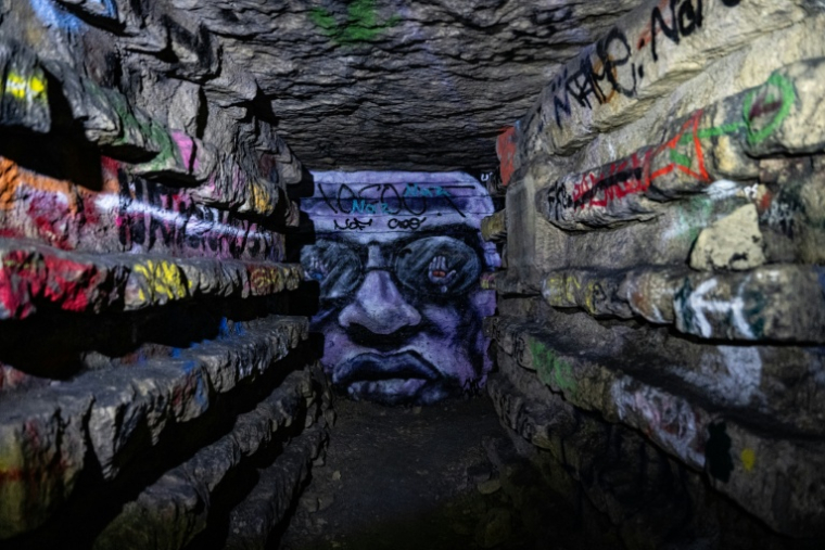 Des graffitis dans les catacombes de Paris, le 20 avril 2024 ( AFP / MIGUEL MEDINA )