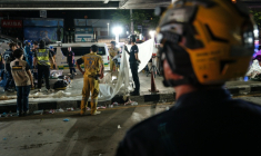 Les secours s'apprêtent à évacuer les corps des victimes de l'incendie d'un bar à Bangkok, le 13 juillet 2026 ( AFP / chanakarn LAOSARAKHAM )