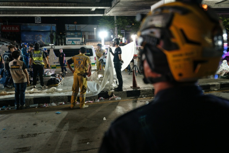 Les secours s'apprêtent à évacuer les corps des victimes de l'incendie d'un bar à Bangkok, le 13 juillet 2026 ( AFP / chanakarn LAOSARAKHAM )
