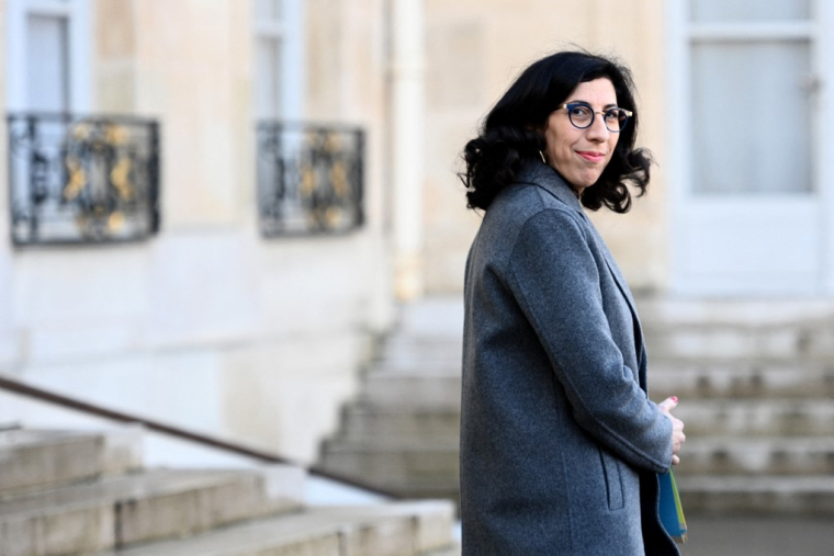 La ministre de la Culture Rima Abdul-Malak rappelle la possibilité, pour l'Arcom, de retirer à CNews et C8 les fréquences mises à leur disposition en cas de non-respect de leurs obligations. ( AFP / CHRISTOPHE ARCHAMBAULT )