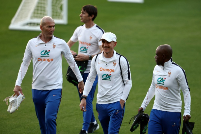 Le sélectionneur Zinédine Zidane (g), à son arrivée avec son staff technique au centre d'entraînement des Bleus à Clairefontaine, le 21 septembre 2026 dans les Yvelines ( AFP / FRANCK FIFE )