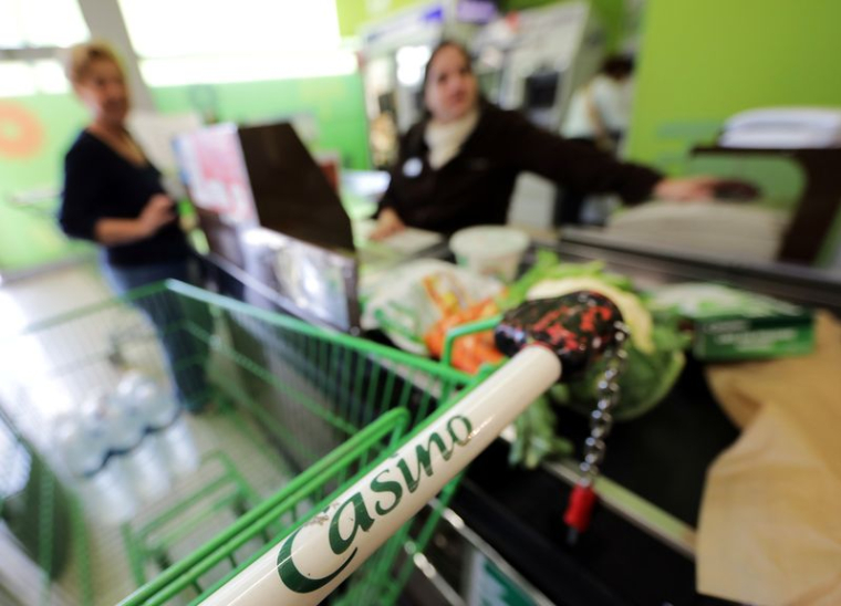 Un chariot d'un supermarché Casino