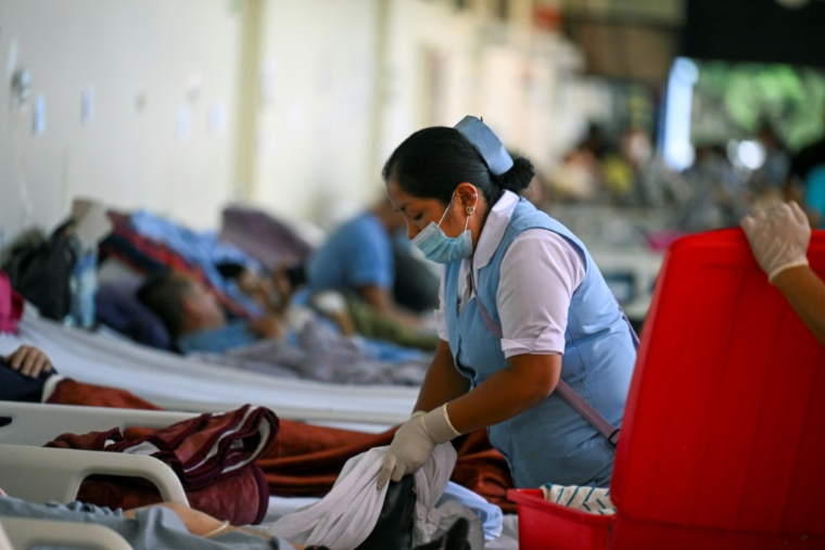 Une infirmière s'occupe de patients dans une zone sécurisée de l'hôpital El Hermano Pedro, où ils ont été relogés après plusieurs tremblements de terre à Antigua, au Guatemala, le 9 juillet 2025 ( AFP / JOHAN ORDONEZ )