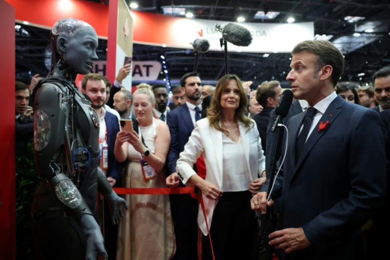 Le président Emmanuel Macron regarde le robot humanoïde Ameca d'IVADO Labs lors de sa visite au salon VivaTech, le 11 juin 2025 à Paris ( POOL / Sarah Meyssonnier )