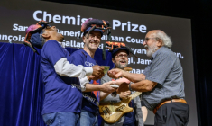 Le professeur indien Subramanian Ramaswamy (gauche), Leonard Chavas (centre) et le docteur Nathan Coussens (2e à droite) reçoivent leur prix des mains de Michel Mayor (tout à droite), lauréat du prix Nobel de physique 2019, lors de la cérémonie des prix Ig Nobel 2026 à Zurich, le 3 septembre 2026 ( AFP / Fabrice COFFRINI )