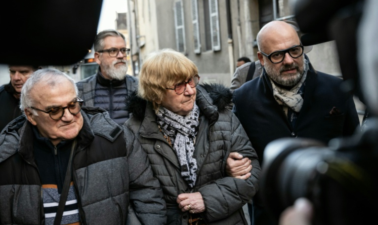 Jacqueline Jacob (c), son avocat Stéphane Giuranna (d) et son mari Marcel Jacob (g) arrivent à la cour d'appel de Dijon, le 24 octobre 2025 ( AFP / ARNAUD FINISTRE )