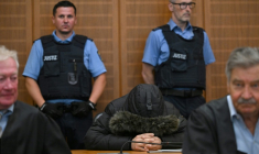 Alaa Moussa (c), médecin syrien accusé de crimes contre l'humanité sous le régime de Bachar al-Assad, au tribunal de Francfort, lors du verdict de son procès, le 16 juin 2025 en Allemagne ( AFP / Kirill KUDRYAVTSEV )