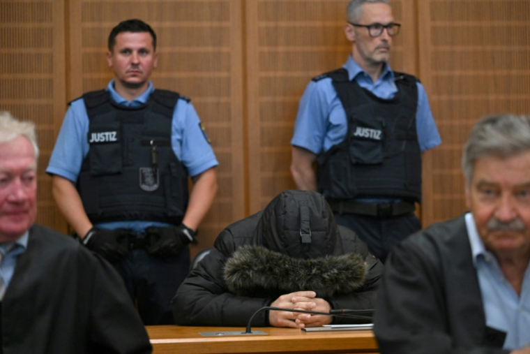 Alaa Moussa (c), médecin syrien accusé de crimes contre l'humanité sous le régime de Bachar al-Assad, au tribunal de Francfort, lors du verdict de son procès, le 16 juin 2025 en Allemagne ( AFP / Kirill KUDRYAVTSEV )