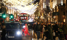 Photo des gens qui passent devant des étalages de boutiques dans Regent Street à Londres