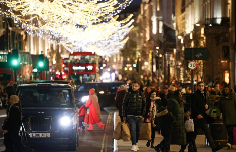 Photo des gens qui passent devant des étalages de boutiques dans Regent Street à Londres