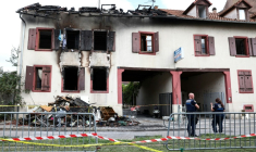 Des policiers, le 21 septembre 2025 à Strasbourg, devant l'immeuble où est mort un homme dans un incendie ( AFP / FREDERICK FLORIN )