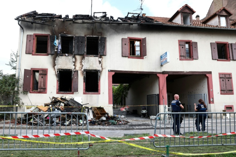 Des policiers, le 21 septembre 2025 à Strasbourg, devant l'immeuble où est mort un homme dans un incendie ( AFP / FREDERICK FLORIN )