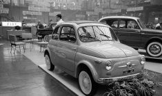 Une Fiat 500, voiture emblématique de la marque italienne désormais membre du groupe Stellantis, est présentée au salon de l'Auto à Paris le 3 octobre 1957. ( AFP / - )
