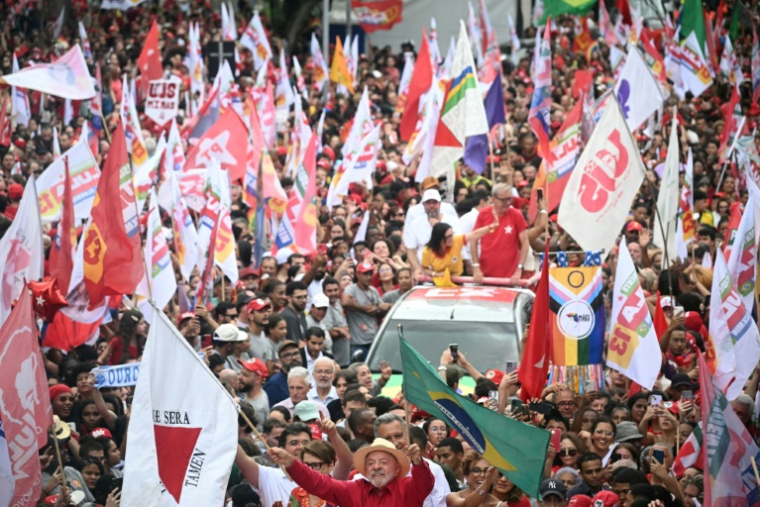 Le président sortant et candidat à la présidentielle du Parti des travailleurs (PT), Luiz Inácio Lula da Silva, lors d'un rassemblement de campagne avant le second tour de l'élection, le 16 octobre 2026 à Juiz de Fora, dans l'État du Minas Gerais, au Brésil ( AFP / MAURO PIMENTEL )