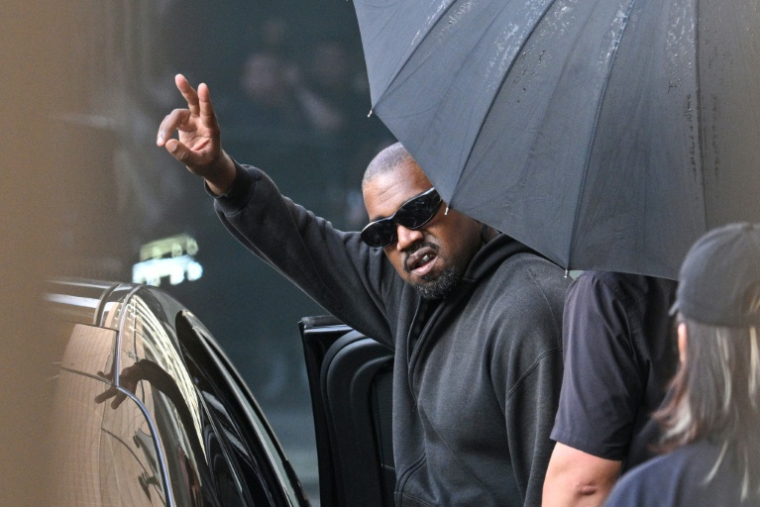 Le rappeur américain Kanye West à l'aéroport de Shanghaï, le 11 juillet 2025 en Chine ( AFP / Hector RETAMAL )