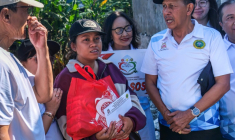 Ruth Deidree Boelan (c), dont les proches ont disparu lors des récentes inondations, reçoit la visite de membres de sa famille sur le site de son ancienne résidence à Mengwi, sur l'île touristique de Bali, le 2 octobre 2025 en Indonésie ( AFP / BAY ISMOYO )