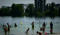 Des habitants cherchent la fraicheur sur la rive du lac de Bordeaux, le 10 août 2025, en pleine vague de chaleur ( AFP / Philippe LOPEZ )