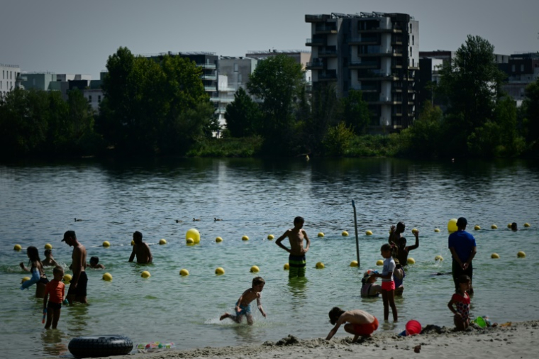 Des habitants cherchent la fraicheur sur la rive du lac de Bordeaux, le 10 août 2025, en pleine vague de chaleur ( AFP / Philippe LOPEZ )
