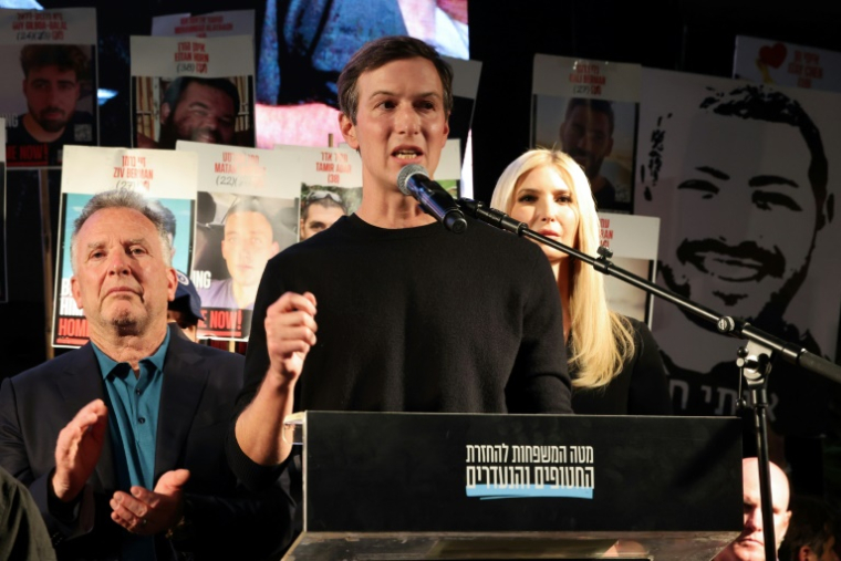L’homme d’affaires américain Jared Kushner (au centre) s’exprime tandis que son épouse Ivanka Trump (à droite) et l’envoyé spécial américain Steve Witkoff (à gauche) l’écoutent lors d’un rassemblement sur la place des Otages à Tel-Aviv, le 11 octobre 2025 ( AFP / Jack GUEZ )