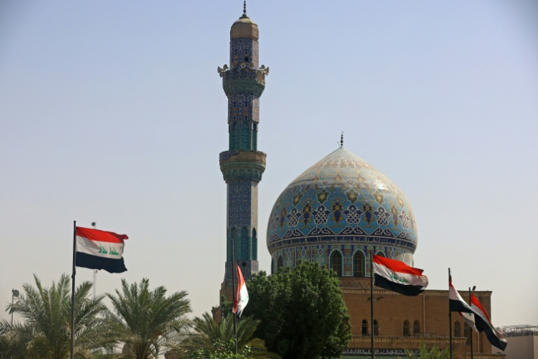Les drapeaux iraquiens flottent devant une mosquée à Bagdad le 29 septembre 2026 ( AFP / AHMAD AL-RUBAYE )