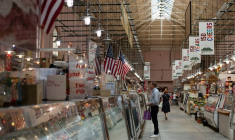 Des personnes font leurs courses à l'Eastern Market à Washington