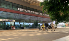 (Photo d'archives) Des passagers arrivent à l’aéroport international Diori Hamani de Niamey, au Niger, le 22 septembre 2023 ( AFP / - )