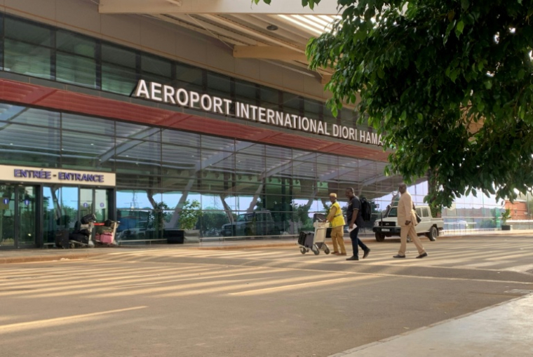 Des passagers arrivent à l’aéroport international Diori Hamani de Niamey le 22 septembre 2023 ( AFP / - )