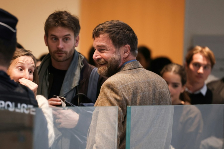 Bertrand S. arrive au tribunal de Paris pour son procès avec neuf autres personnes accusées de cyberharcèlement sexiste à l'encontre de Brigitte Macron, le 27 octobre 2025 ( AFP / Guillaume BAPTISTE )