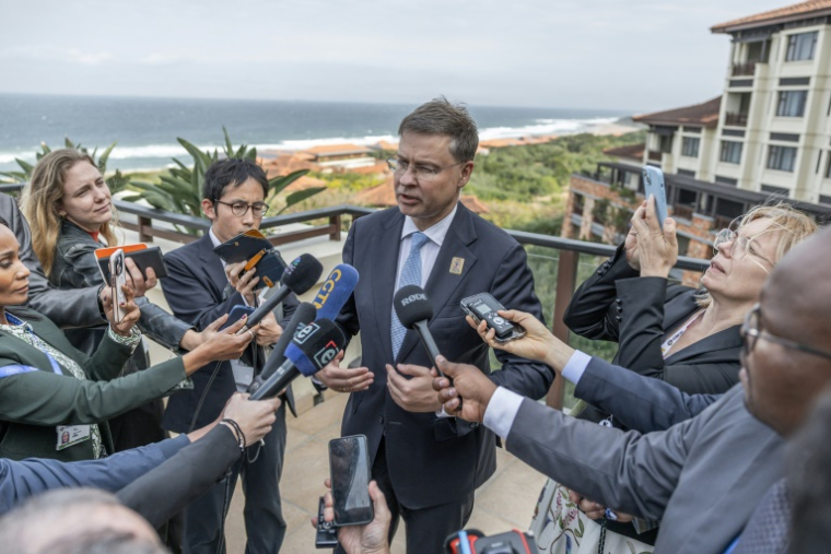 le Commissaire européen à l'Economie Valdis Dombrovskis s'adresse aux médias lors des réunions des ministres des Finances et des gouverneurs des banques centrales du G20, à Durban, le 18 juillet 2025 en Afrique du Sud ( AFP / RAJESH JANTILAL )
