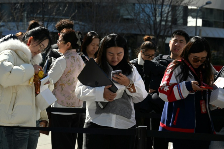 Des personnes font la queue au siège de Baidu pour faire installer OpenClaw, un assistant IA open source, sur leurs ordinateurs portables, le 11 mars 2026 à Pékin ( AFP / ADEK BERRY )