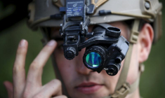 Un contrôleur aérien de l'U.S. Air Force ajuste ses lunettes de vision nocturne en Corse, France