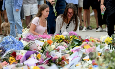 Des personnes se se recueillent devant le Bondi Pavillion, en mémoire des victimes de la fusillade de la plage de Bondi, à Sydney, le 15 décembre 2025 en Australie ( AFP / Saeed KHAN )