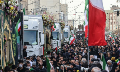 Des Iraniens sont rassemblés pour les funérailles de membres des forces de sécurité tués durant les manifestations, à Téhéran le 14 janvier 2026 ( AFP / ATTA KENARE )