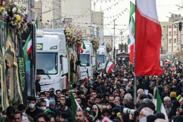 Des Iraniens sont rassemblés pour les funérailles de membres des forces de sécurité tués durant les manifestations, à Téhéran le 14 janvier 2026 ( AFP / ATTA KENARE )