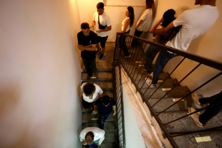 Des Israéliens descendent dans un abri, à Haïfa, dans le nord d'Israël, le 19 juin 2025 ( AFP / Jalaa MAREY )