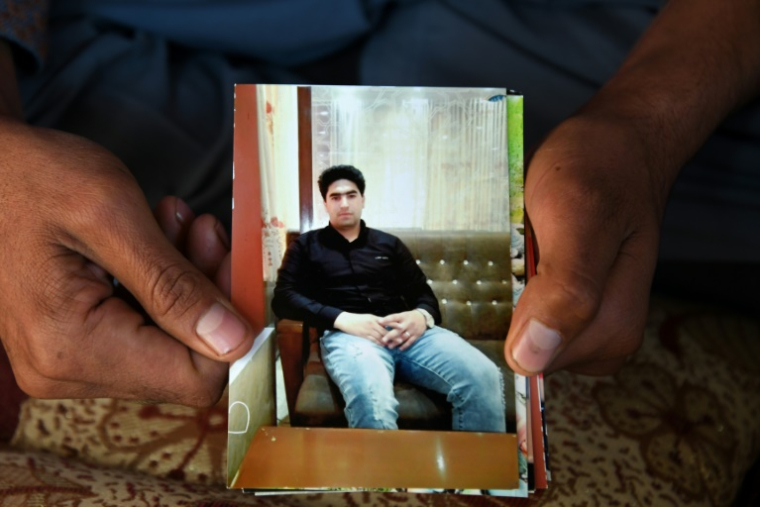 Photo prise le 7 décembre 2021 de Payanda Mohammed Ibrahimi montrant une image de son fils Fida Mohammad Amir, un dentiste afghan décédé après être tombé d'un avion de l'armée de l'air américaine alors qu'il cherchait à quitter la capitale tombée aux mains des talibans  ( AFP / Wakil KOHSAR )