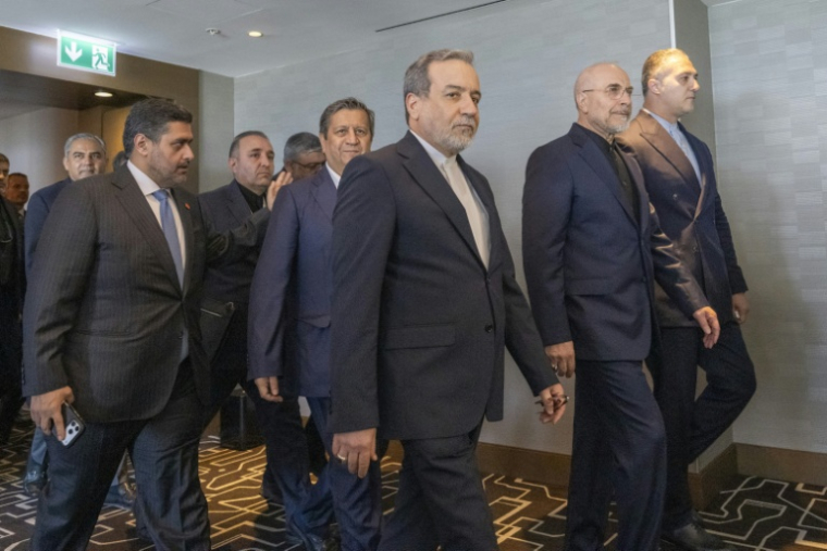 Le ministre iranien des Affaires étrangères iranien Abbas Araghchi (c) et le président du Parlement islamique d'Iran, Mohammed Bagher Ghalibaf (2e d), arrivent pour une réunion quadrilatérale entre les États-Unis, l'Iran, le Pakistan et le Qatar au complexe hôtelier de luxe Bürgenstock le 21 juin 2026 en Suisse ( POOL / URS FLUEELER )