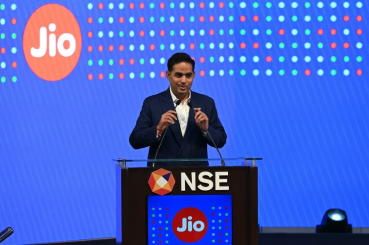 Akash Ambani, directeur général de Jio Platforms, lors de la cérémonie d'introduction en bourse (IPO) du groupe de télécommunications et de services numériques à la Bourse NSE) de Bombay, le 28 octobre 2026 en Inde ( AFP / Indranil MUKHERJEE )