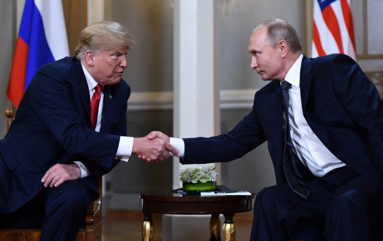 Donald Trump et Vladimir Poutine à Helsinki, en Finlande, le 16 juillet 2018. ( AFP / BRENDAN SMIALOWSKI )